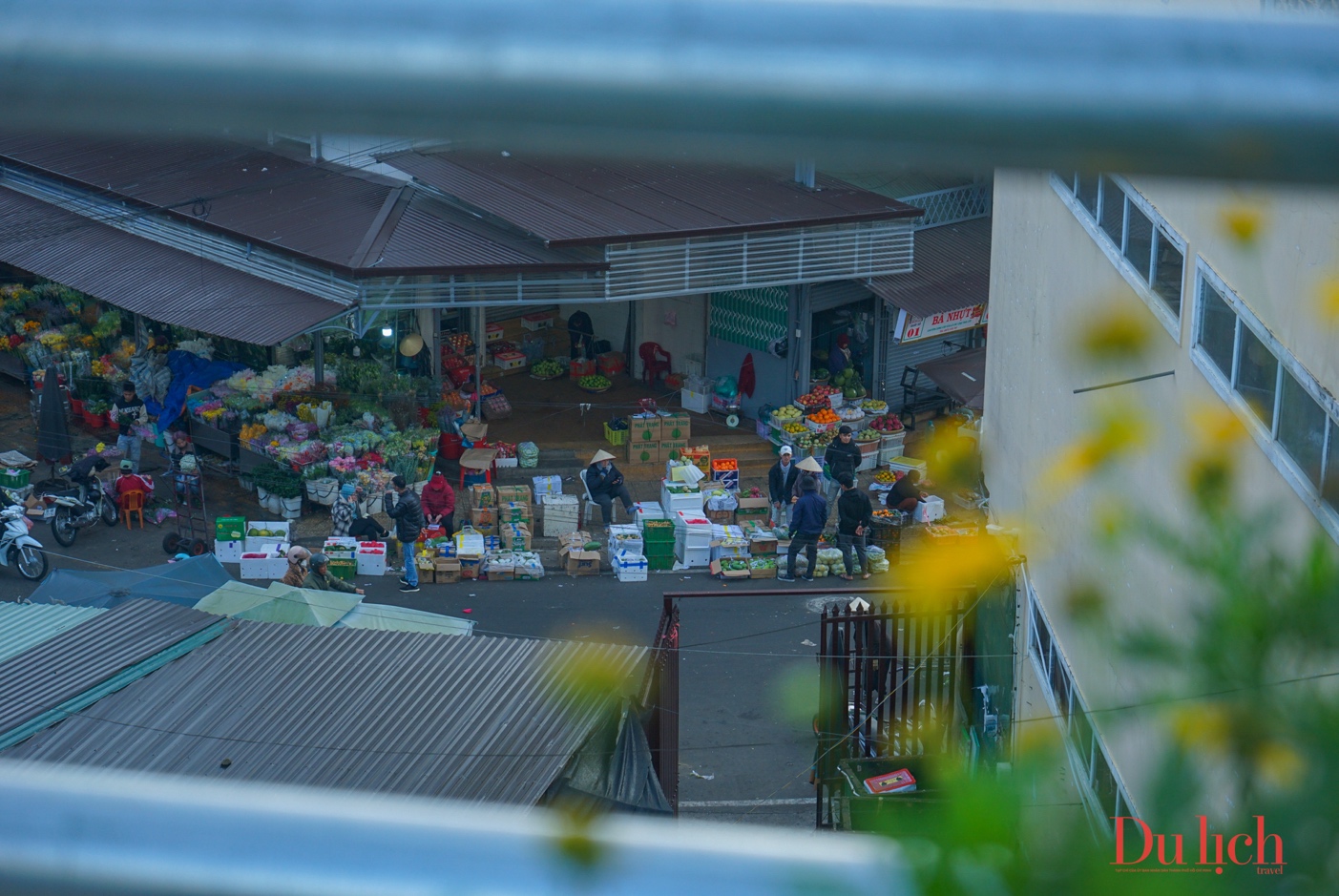 Nhiều tiểu thương ở chợ Đà Lạt bắt đầu bán hàng từ sáng sớm.