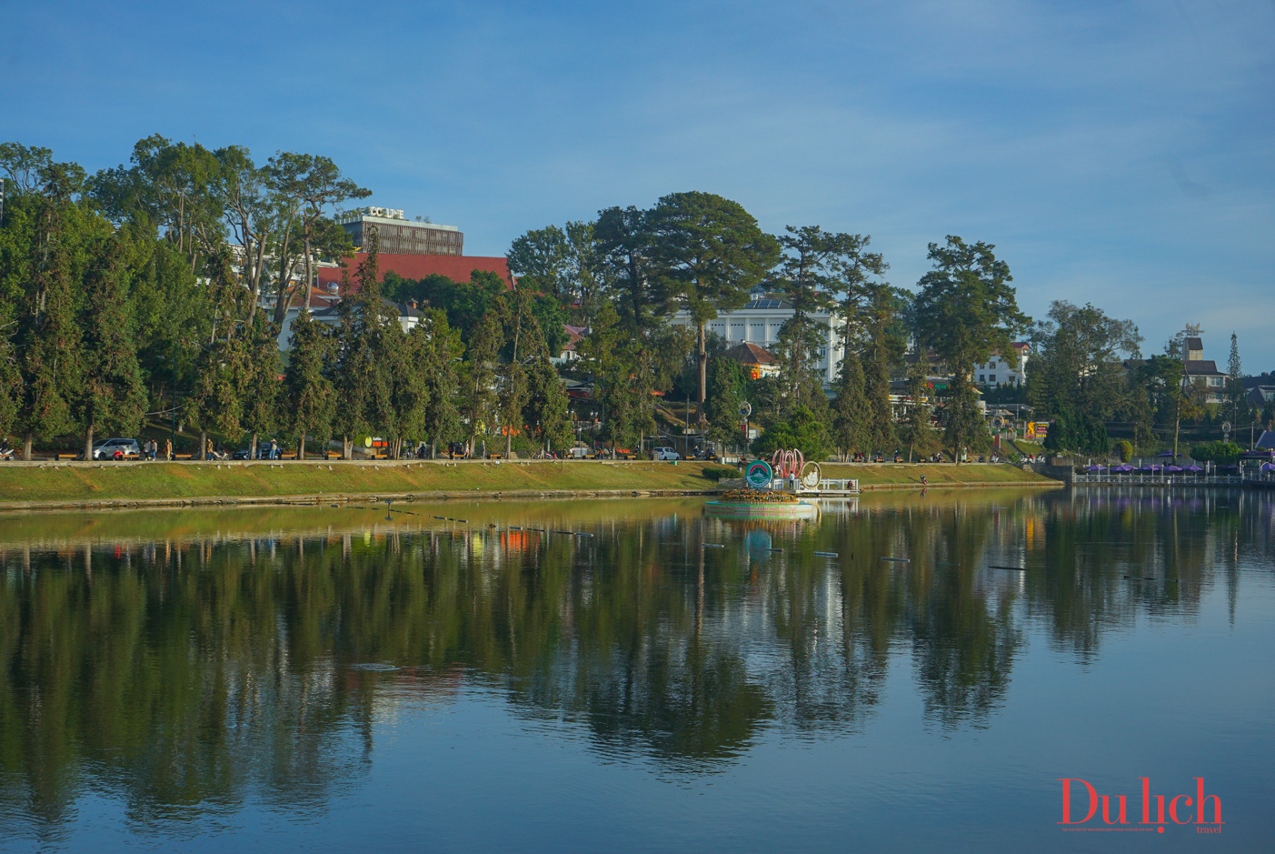 Tia nắng đầu ngày trên hồ Xuân Hương.