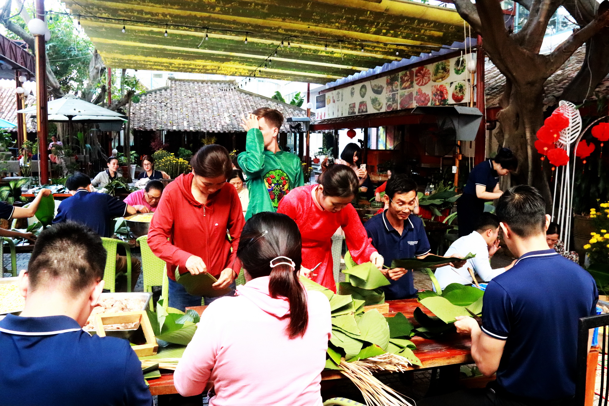 Nhiều du khách tham gia vào lễ hội mang đậm không khí Tết cổ truyền tại khách sạn Yasaka Sài Gòn Nha Trang.