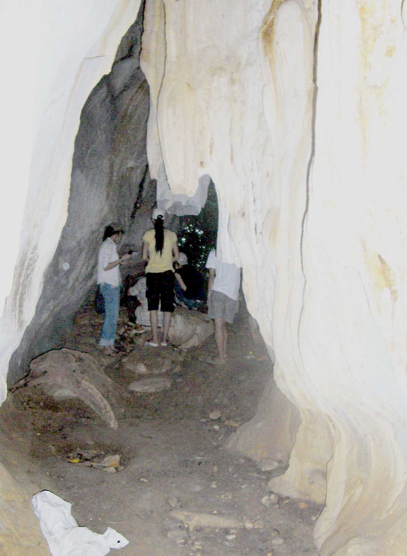 Bên trong một hang động trên núi Thần Đinh.