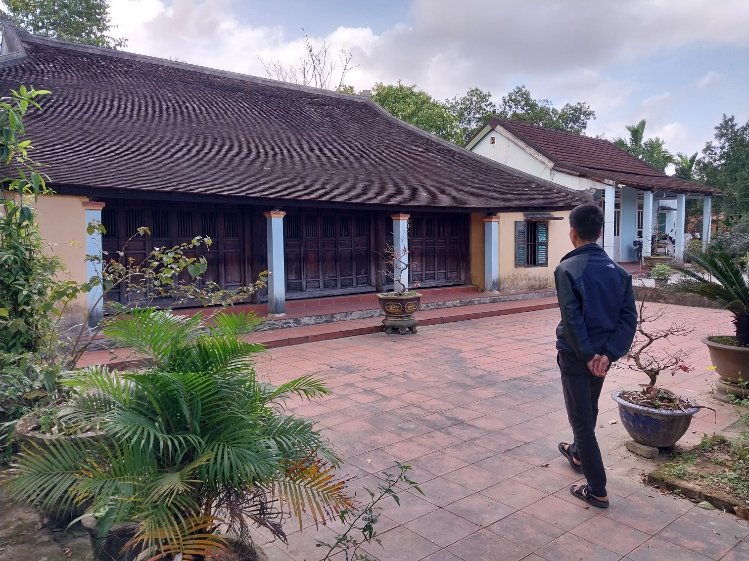 Bên trong làng cổ Phước Tích có hệ thống nhà rường hàng trăm năm tuổi và không gian cây xanh yên bình…