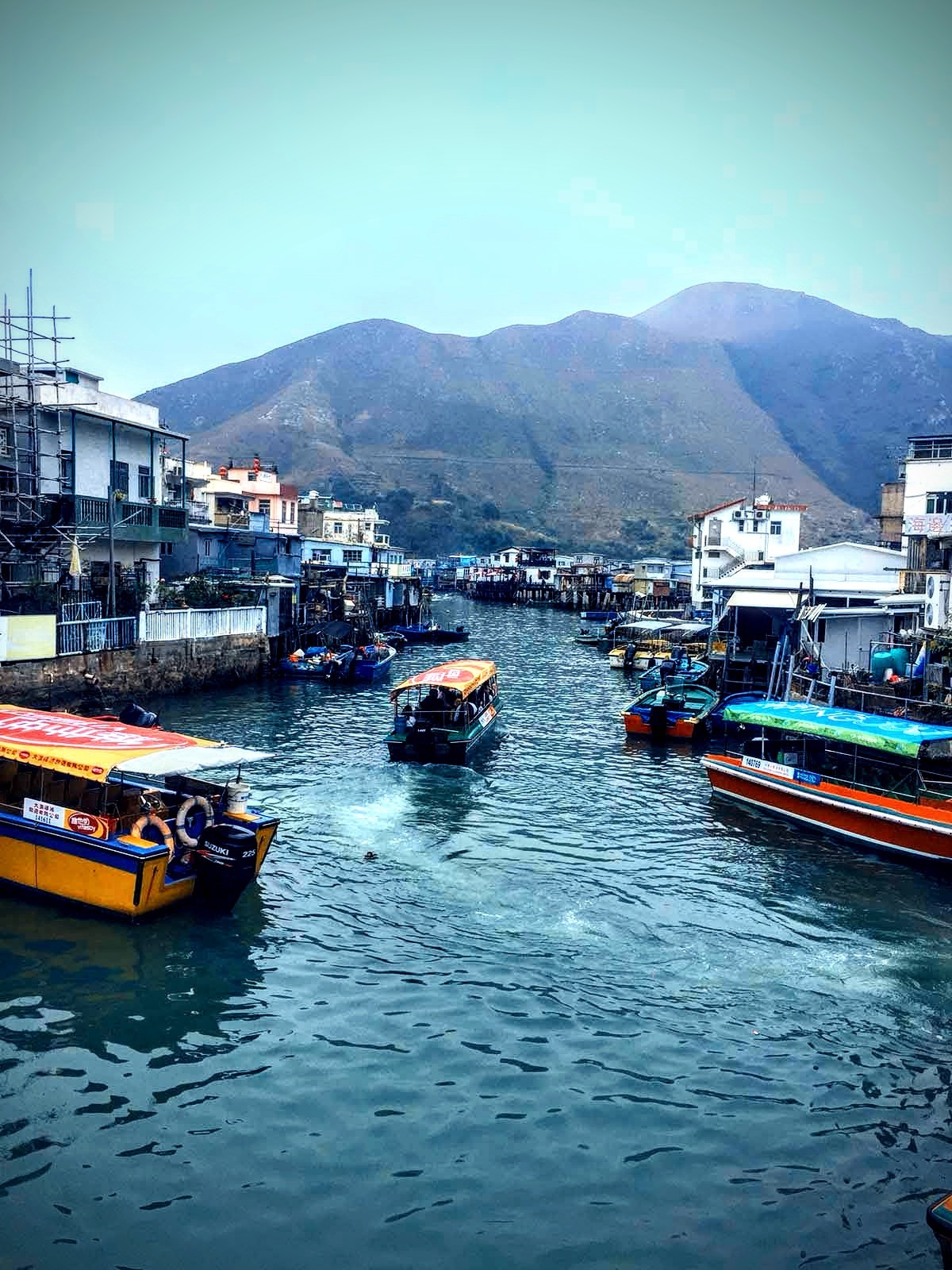 Tai O được mệnh danh là Venice của Hong Kong, với những ngôi nhà cổ nằm dọc 2 bên kênh đào và nhìn ra phía biển.