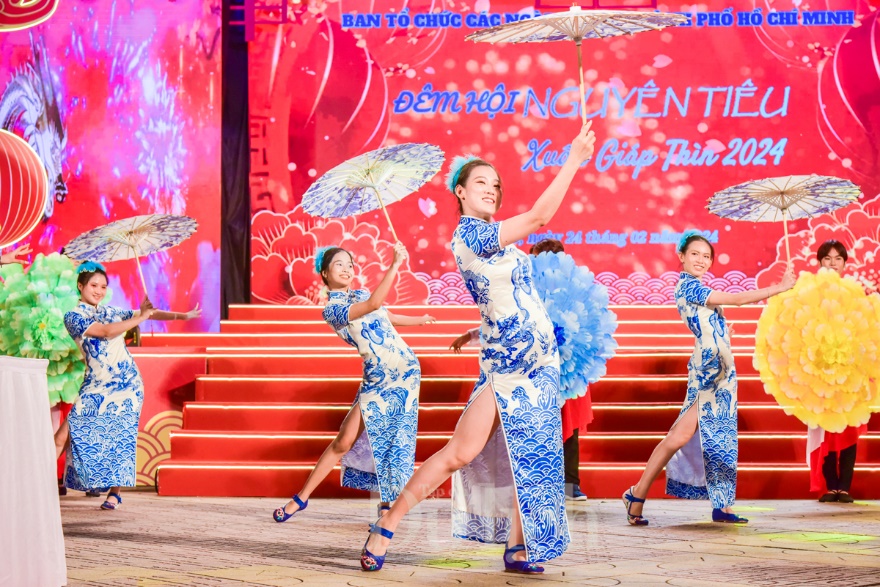 Thiếu nữ người Hoa trong trang phục truyền thống trình diễn tiết mục múa dù uyển chuyển, đẹp mắt.